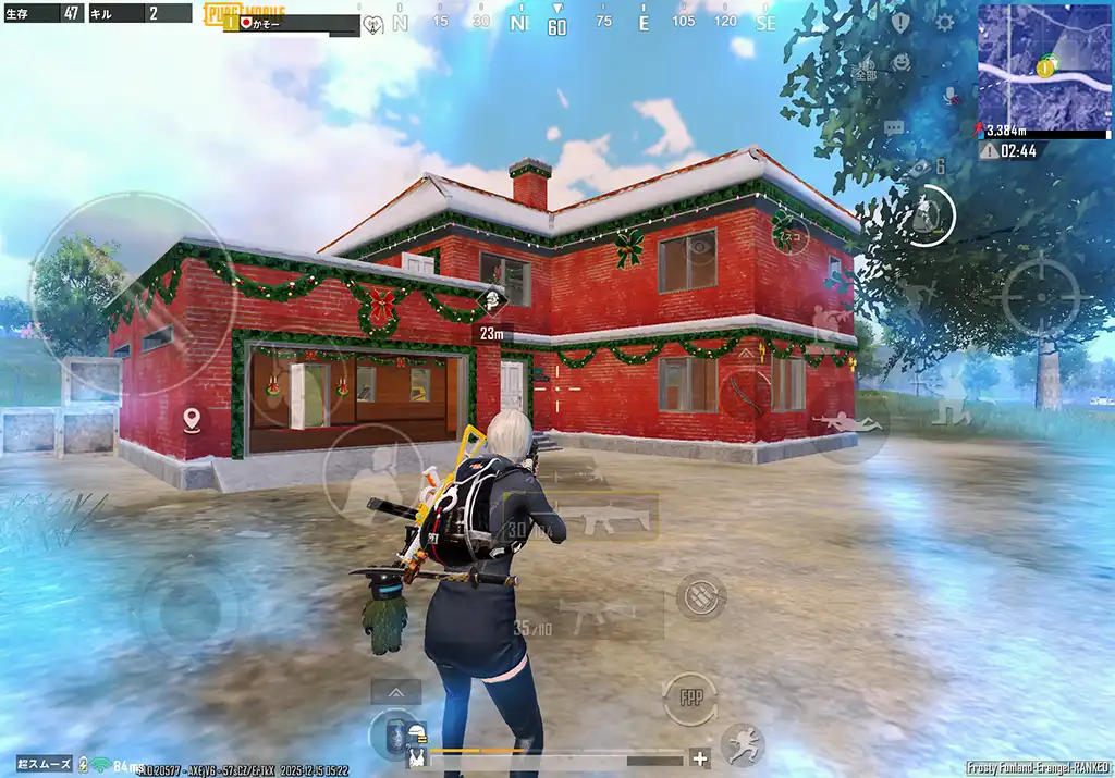 クリスマス仕様の民家に何かマークがある画像