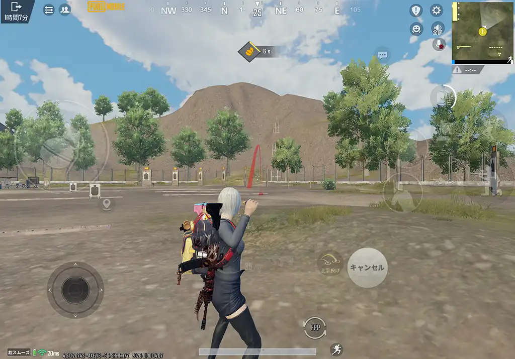 グレネードを投げようとしている